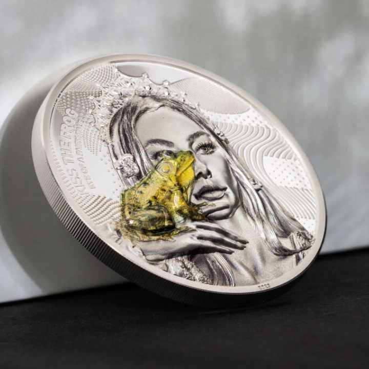 Cook Islands: Eye of a Fairytale - Kiss the Frog kolorowany 2 uncje Srebra 2023 Proof Ultra High Relief